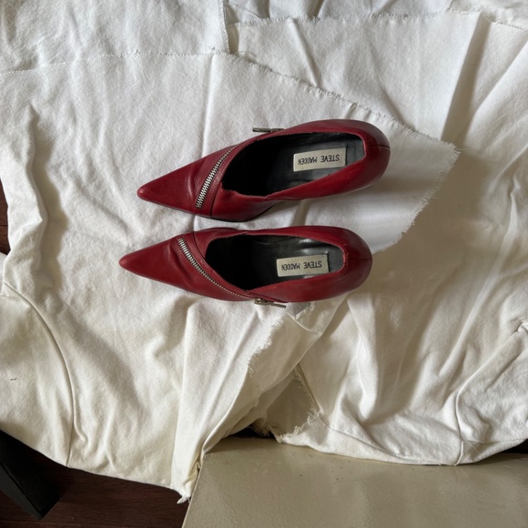 Steve Madden Zipper Red Pumps High Heels. Size 7 - Picture 2 of 4